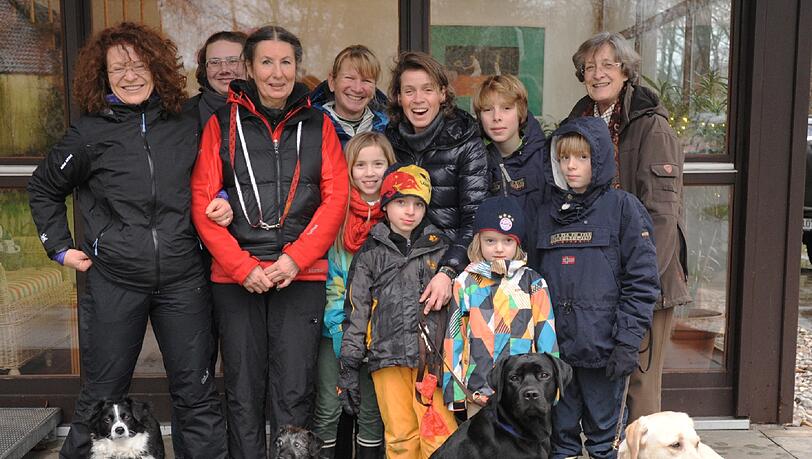 Nicoline Schumacher, ihre fünf Kinder, die Hundeführerinnen und ihre Suchhunde haben nicht aufgegeben, bis sie Chester (den schwarzen Labrador) gefunden haben. Nicoline Schumacher, ihre fünf Kinder, die Hundeführerinnen und ihre Suchhunde haben nicht aufgegeben, bis sie Chester (den schwarzen Labrador) gefunden haben.