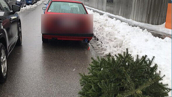 Keine Lust den nadelnden Christbaum selbst zu tragen? Ein Münchner fand dafür eine schlaue Lösung. Die leider verboten ist.