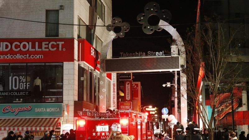 Polizei und Feuerwehrleute inspizieren den Ort, an dem eine Autofahrer mehrere Fußgänger garammt hat. Polizei und Feuerwehrleute inspizieren den Ort, an dem eine Autofahrer mehrere Fußgänger garammt hat.