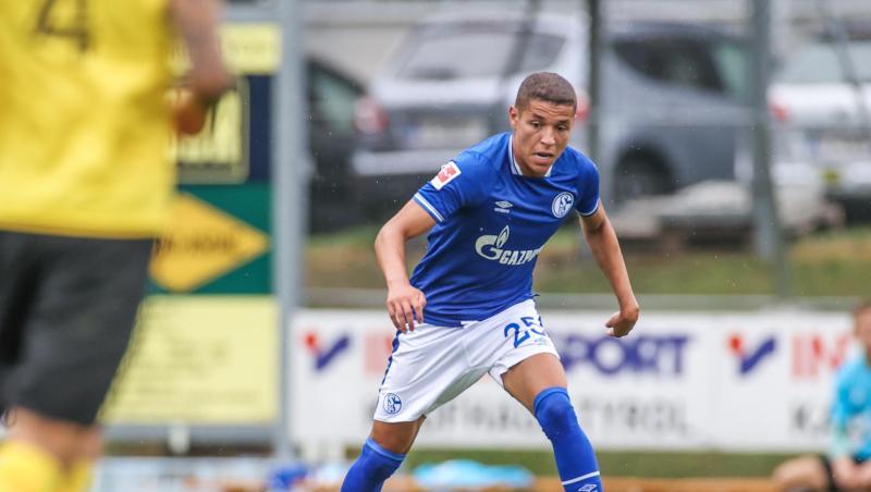 Schalkes Amine Harit hat den Ball am Fuß.
