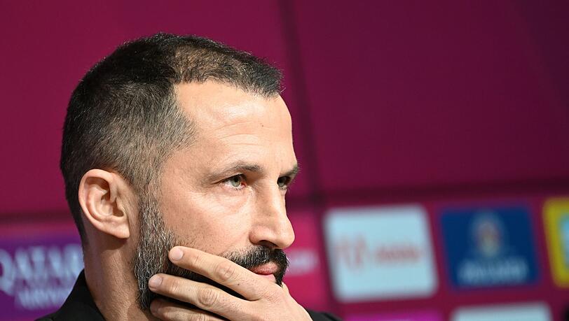 Sportvorstand Hasan Salihamidzic bei einer Pressekonferenz beim FC Bayern München.