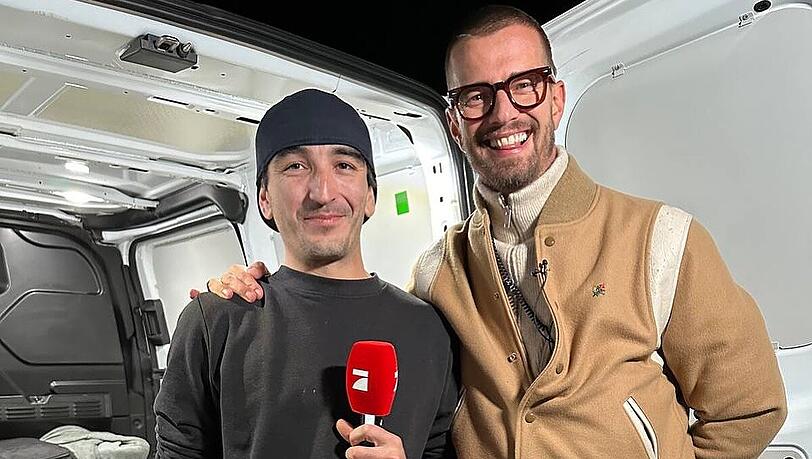 Tobias kann den Geldkoffer öffnen und ist Millionär. Joko Winterscheidt (re.) gratuliert zum Gewinn