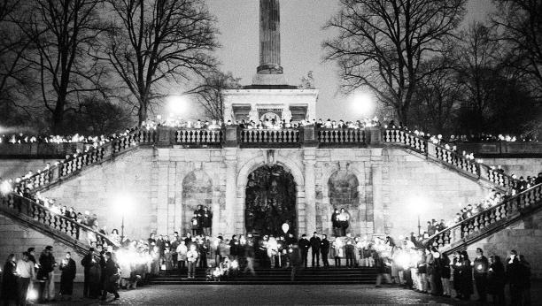 Wie hier am Friedesengel demonstrierten 1992 Hunderttausende Münchner mit Kerzen gegen Rassismus. Wie hier am Friedesengel demonstrierten 1992 Hunderttausende Münchner mit Kerzen gegen Rassismus.
