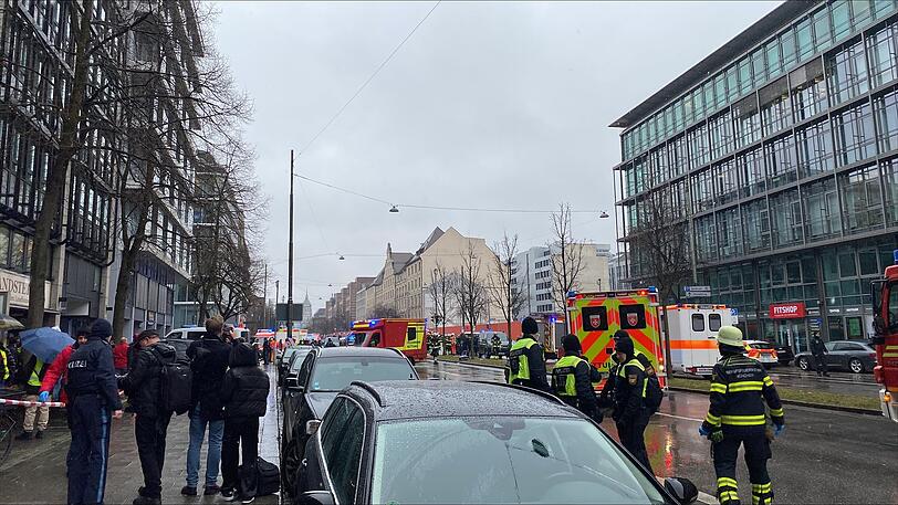 Ein Auto ist in der Maxvorstadt in eine Menschenmenge gefahren, es gibt Verletzte. Großeinsatz von Polizei und Feuerwehr.