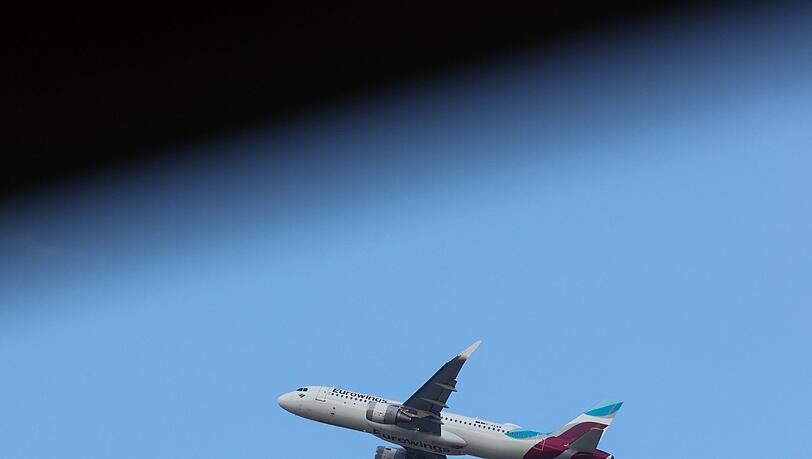 Am Mittwochabend musste ein Eurowings-Flieger kurz nach Abflug wieder zum Hamburg Airport zurückkehren. (Archivbild)
