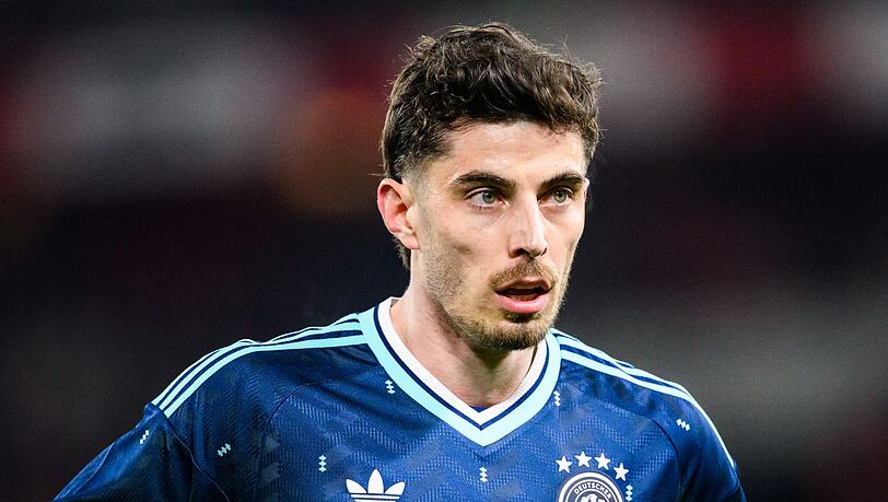 Das blaue DFB-Auswärtstrikot verkauft sich zum WM-Start sehr gut - allerdings gibt es einen kurzfristigen Engpass bei Namen mit dem Buchstaben V - wie etwa bei Kai Havertz. (Archivbild) Das blaue DFB-Auswärtstrikot verkauft sich zum WM-Start sehr gut - allerdings gibt es einen kurzfristigen Engpass bei Namen mit dem Buchstaben V - wie etwa bei Kai Havertz. (Archivbild)