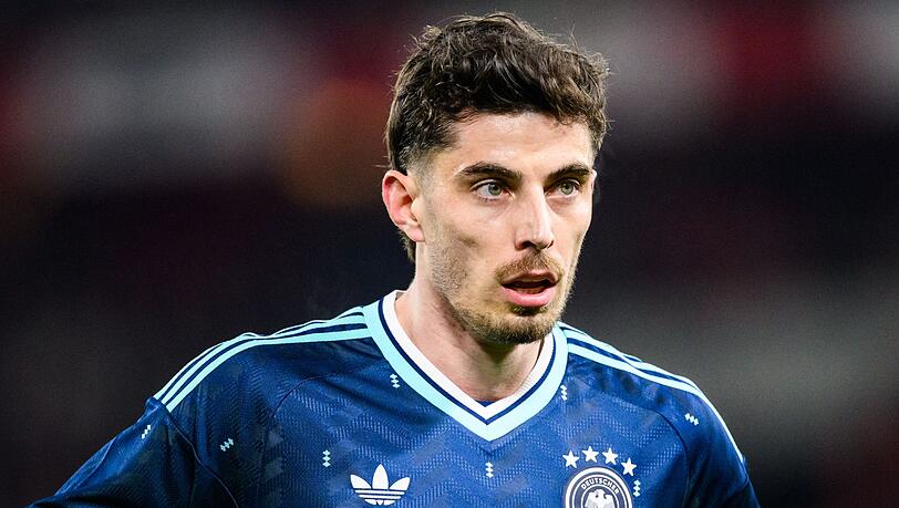 Das blaue DFB-Auswärtstrikot verkauft sich zum WM-Start sehr gut – allerdings gibt es einen kurzfristigen Engpass bei Namen mit dem Buchstaben V – wie etwa bei Kai Havertz. (Archivbild) Das blaue DFB-Auswärtstrikot verkauft sich zum WM-Start sehr gut – allerdings gibt es einen kurzfristigen Engpass bei Namen mit dem Buchstaben V – wie etwa bei Kai Havertz. (Archivbild)