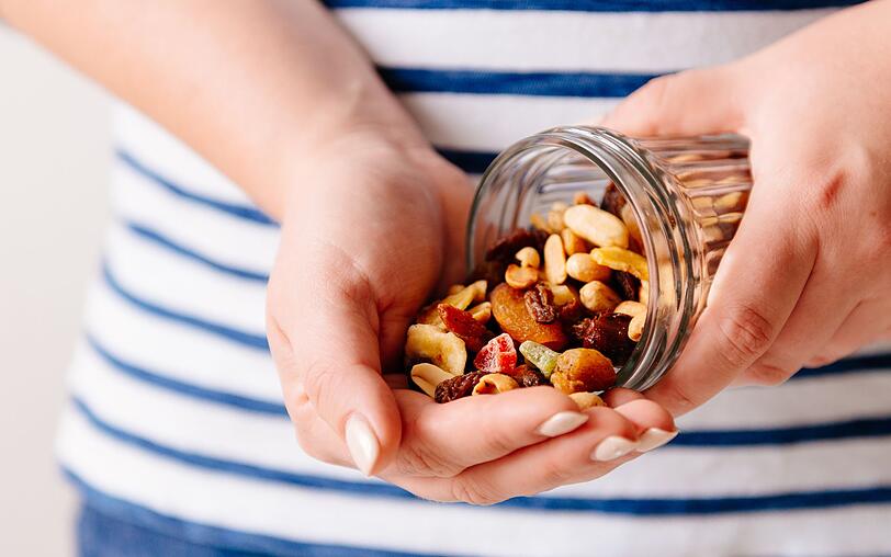 Wer nicht auf Joghurt verzichten m&ouml;chte, sollte deshalb zuvor einfach ein paar N&uuml;sse oder Haferflocken essen. So wird der Magen ideal auf die Milchs&auml;urebakterien vorbereitet.