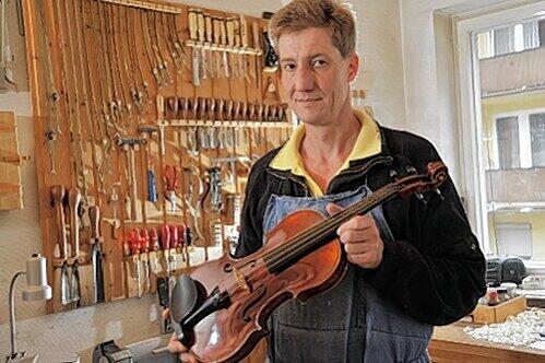 Der Nürnberger Geigenbau-Meister Florian Zeilhofer mit einem der Einzelstücke aus seiner Werkstatt.