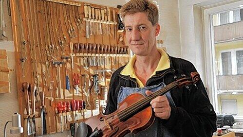 Der Nürnberger Geigenbau-Meister Florian Zeilhofer mit einem der Einzelstücke aus seiner Werkstatt. Der Nürnberger Geigenbau-Meister Florian Zeilhofer mit einem der Einzelstücke aus seiner Werkstatt.