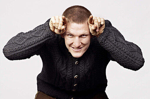 Die Kopie: Bastian Schweinsteiger, der für das Bayern-Magazin in Augenthaler-Manier posiert. das Original...