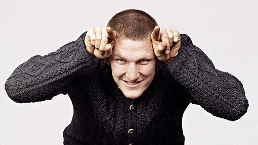 Die Kopie: Bastian Schweinsteiger, der für das Bayern-Magazin in Augenthaler-Manier posiert. das Original... Die Kopie: Bastian Schweinsteiger, der für das Bayern-Magazin in Augenthaler-Manier posiert. das Original...
