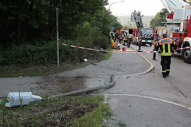 Furchtbarer Unfall im Landkreis Altötting: Ein PKW fliegt von einer Brücke herunter und knallt auf das Gleisbett. Drei junge Menschen kommen schwer verletzt in die Klinik.
