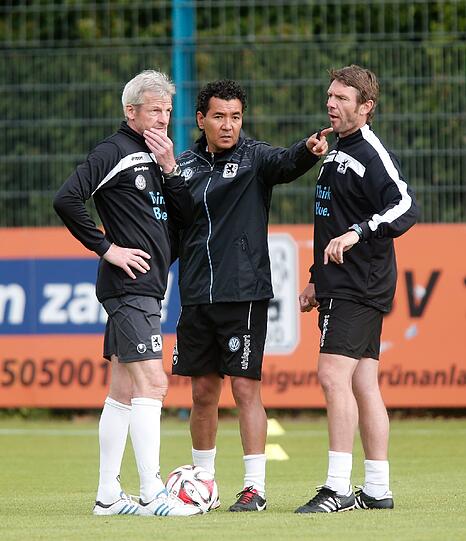 Das Trainer-Dreiergespann: Torwart-Trainer Kurt Kowarz, Trainer Ricardo Moniz und Co-Trainer Markus von Ahlen.
