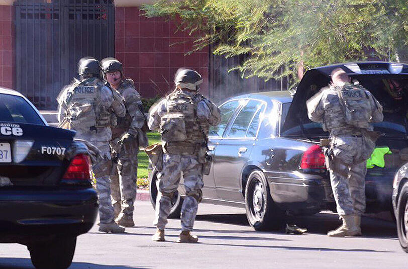 In einer Sozialeinrichtung in San Bernardino eröffneten die schwerbewaffneten Angreifer das Feuer. 14 Menschen sterben, 17 werden verletzt.