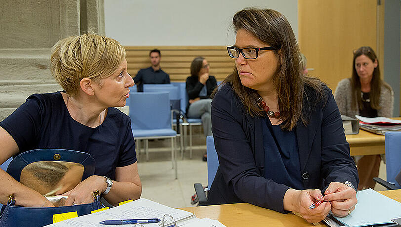 Susanne Herrmann (r.), Stadtdirektorin der Stadt München, und Claudia Janke, Leiterin der Kita-Elternberatung, unterhalten sich in einem Sitzungssaal im Verwaltungsgerichtshof in Ansbach vor Prozessbeginn. Susanne Herrmann (r.), Stadtdirektorin der Stadt München, und Claudia Janke, Leiterin der Kita-Elternberatung, unterhalten sich in einem Sitzungssaal im Verwaltungsgerichtshof in Ansbach vor Prozessbeginn.