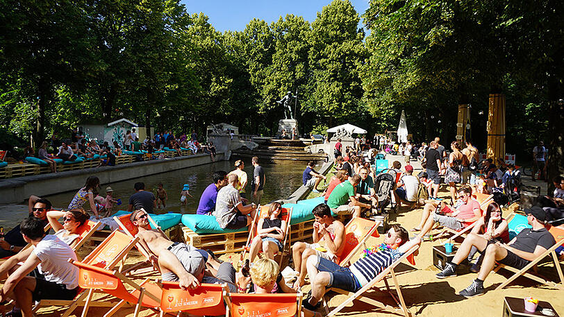 Um dieses Idyll tobt ein erbitterter Streit: der Isarstrand am Vater-Rhein-Brunnen.