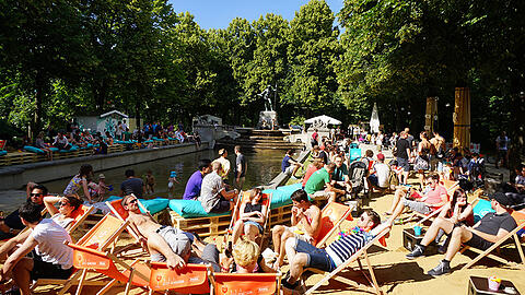 Um dieses Idyll tobt ein erbitterter Streit: der Isarstrand am Vater-Rhein-Brunnen.