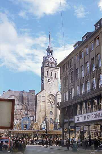 Der Alte Peter und die Ecke Marienplatz/Rosenstraße, 1952. Der Behelfsbau mit dem Textilkaufhaus Knagge & Peitz stand bis 1953.