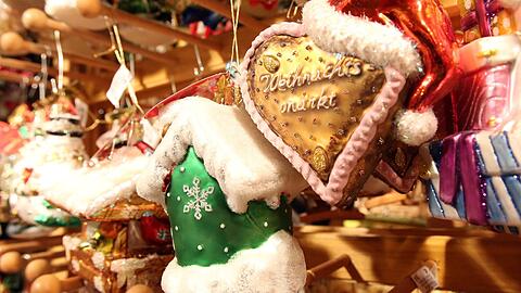 Weihnachts-Souvenirs hängen in einem Geschäft auf dem Weihnachtsmarkt.
