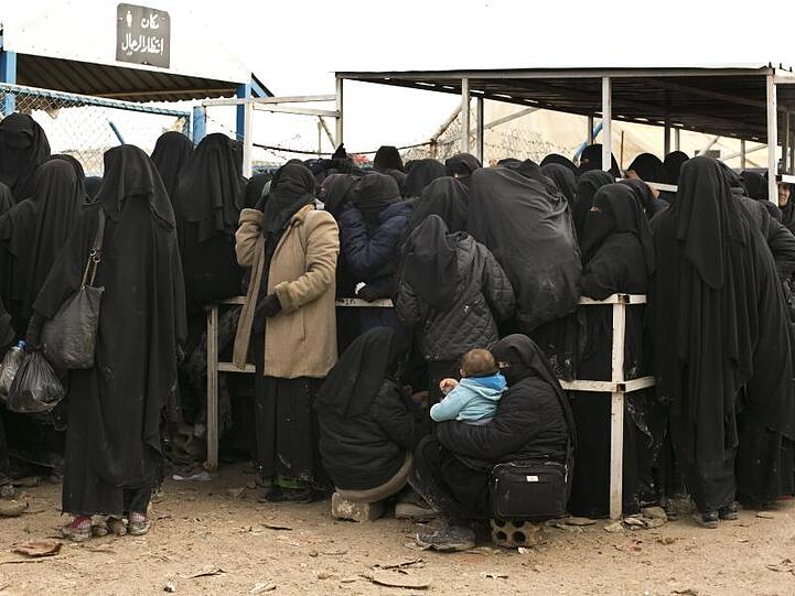 Frauen warten im Flüchtlingslager Al-Hol auf Hilfsgüter.