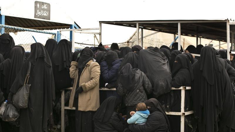 Frauen warten im Flüchtlingslager Al-Hol auf Hilfsgüter. Frauen warten im Flüchtlingslager Al-Hol auf Hilfsgüter.