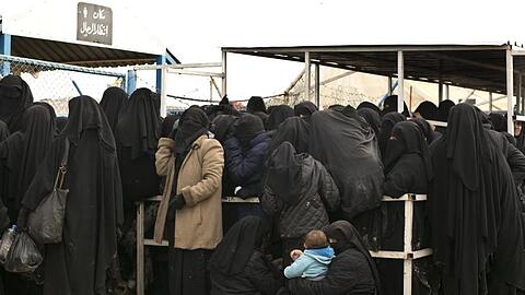 Frauen warten im Flüchtlingslager Al-Hol auf Hilfsgüter.
