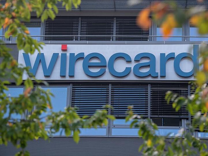 Das Logo von Wirecard prangt an der Firmenzentrale in Aschheim bei München. Foto: Peter Kneffel/Archiv