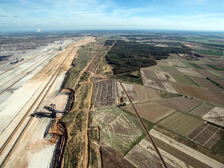 Der Tagebau Hambach schiebt sich immer näher an den Hambacher Forst heran.