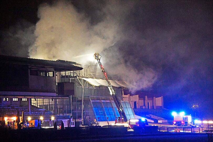 In der Nacht auf Freitag ist auf der Galopprennbahn in Riem ein Feuer ausgebrochen.
