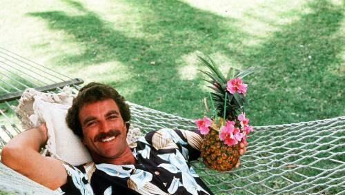 Hawaii-Hemden sind sein Markenzeichen: tom Selleck hat von 1980 bis 1988 als Privatschnüffler in der Serie "Magnum" ermittelt. Hawaii-Hemden sind sein Markenzeichen: tom Selleck hat von 1980 bis 1988 als Privatschnüffler in der Serie "Magnum" ermittelt.