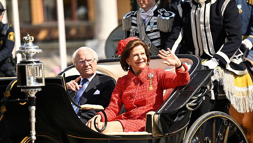 Bei der großen Feier zu ihrer Goldhochzeit fuhren König Carl XVI. Gustaf und Königin Silvia am vergangenen Wochenende in einer offenen Kutsche durch Stockholm. Bei der großen Feier zu ihrer Goldhochzeit fuhren König Carl XVI. Gustaf und Königin Silvia am vergangenen Wochenende in einer offenen Kutsche durch Stockholm.