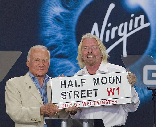 Auch Astronaut Buzz Aldrin, der nach Neil Armstrong als zweiter Mensch den Mond betrat, war zur Eröffnung des Weltraumbahnhofs vor Ort. Ob er auch noch mal einen Ausflug ins All unternehmen wird?