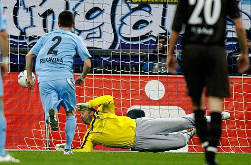 Gabor Kiraly, der Torhüter des TSV 1860 München war dran beim Elfmeter- doch der Ball landete im Tor. Das 1:0 für St. Pauli.