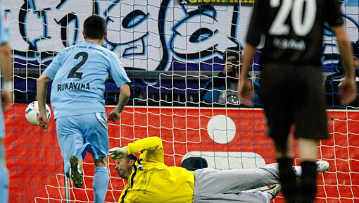 Gabor Kiraly, der Torhüter des TSV 1860 München war dran beim Elfmeter- doch der Ball landete im Tor. Das 1:0 für St. Pauli. Gabor Kiraly, der Torhüter des TSV 1860 München war dran beim Elfmeter- doch der Ball landete im Tor. Das 1:0 für St. Pauli.