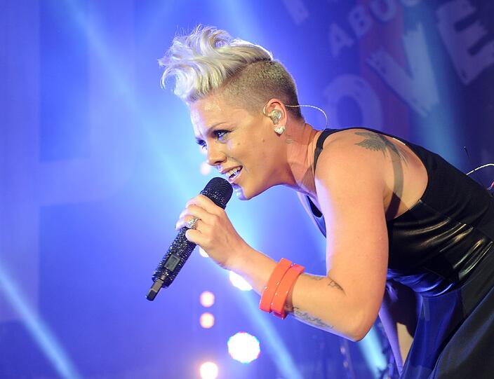 Pink ist so eine Frau, die ihrem Liebsten den Heiratsantrag selbst macht, sich trennt und dann ein Kind mit eben jenem wieder-versöhnten Mann bekommt. Ihre Musik klingt wie ihr Leben und ihre Bühnenshow ist wild und sexy. In ihrem neuen Album kündigt sie an, &bdquo;The Truth About Love&ldquo; zu wissen. Wir glauben ihr das. Weil Männer wie Frauen Pink anbeten, füllt sie die Olympiahalle am 18. und 19. Mai gleich zweimal, beide Male ausverkauft.