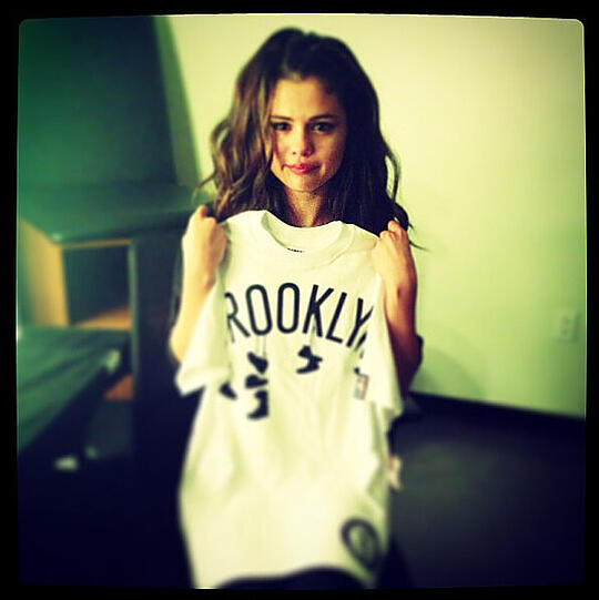 Das Konzert in Brooklyn war kaum vorbei, da zeigte sich Selena Gomez ihren Fans immer noch den Tränen nah! Sie liebt sie halt einfach!