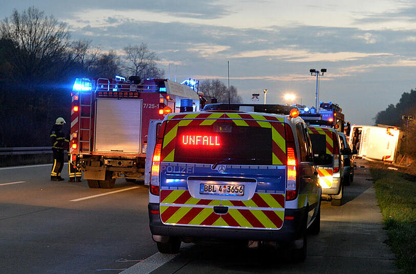 Ein Autobus liegt am 23.11.2014 auf der A10 bei Niederlehme (Brandenburg). Aus ungeklärter Ursache kam der Reisebus aus Polen von der Fahrbahn ab und stürzte um. Elf Insassen wurden schwer verletzt. Die Bilder vom Unfallort.