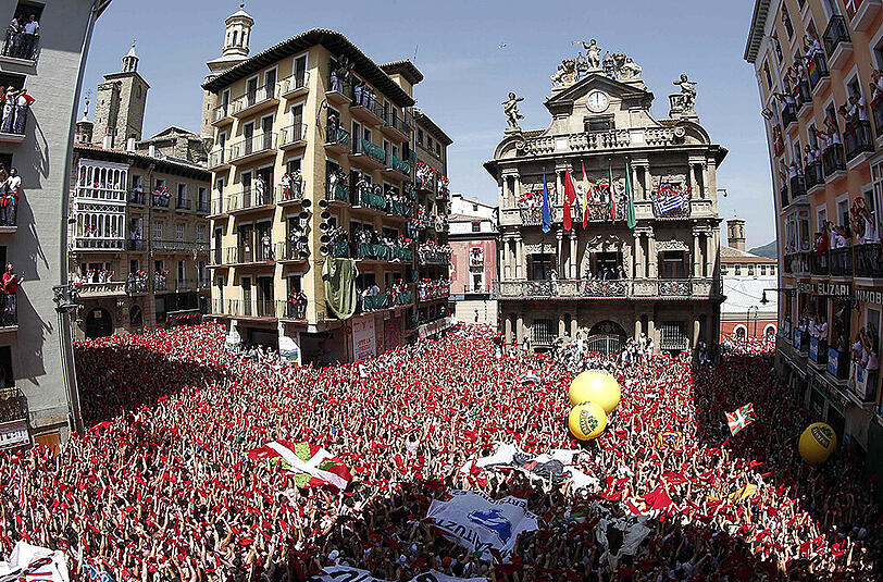 Fans und Demonstranten auf dem Sanfermines-Festival 2015 in Pamplona.