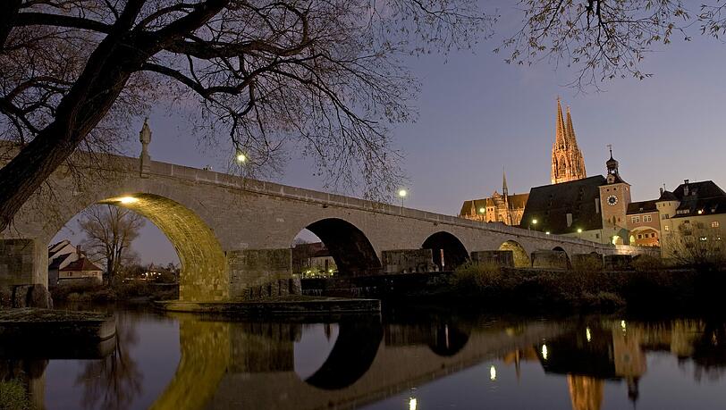 Der 17-Jährige sprang von der steinernen Brücke! Der 17-Jährige sprang von der steinernen Brücke!