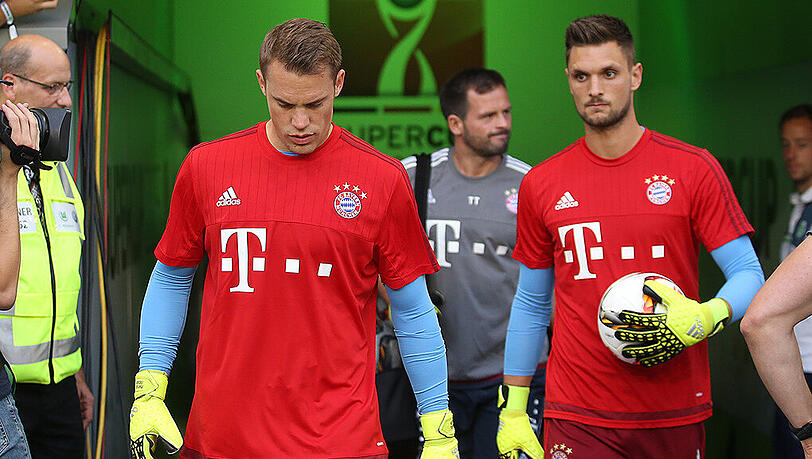Die unbestrittene Nummer eins, Manuel Neuer, mit der unbestrittenen Nummer zwei, Sven Ulreich. Die unbestrittene Nummer eins, Manuel Neuer, mit der unbestrittenen Nummer zwei, Sven Ulreich.