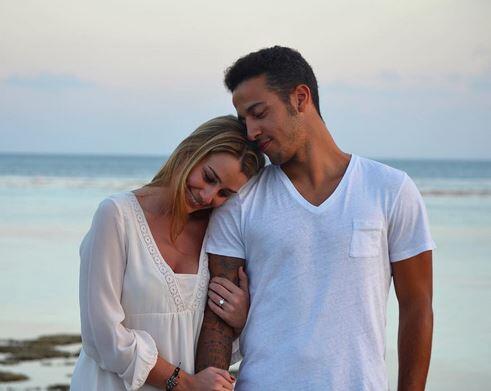 FC Bayern: Seit 2015 ist Thiago mit der Spanierin Julia Vigas verheiratet.