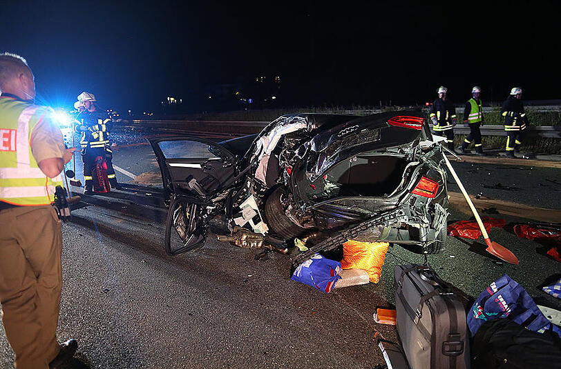Trümmerfeld auf der A3: Am späten Mittwochabend waren hier mehrere Fahrzeuge an drei Unfällen beteiligt. Die Bilder aus Erlangen.