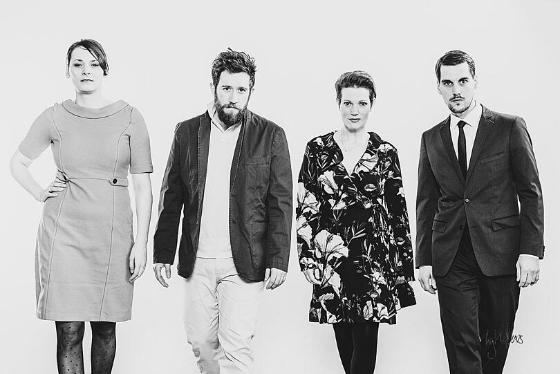 Das Ensemble ist bereit für das Gemetzel: Cornelia Pollak, Sebastian Edtbauer und Ina Meling, Matthias Ransberger.