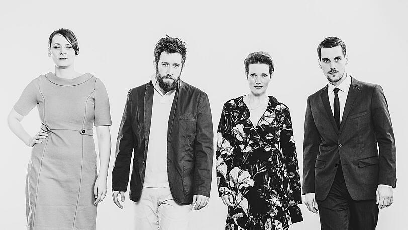 Das Ensemble ist bereit für das Gemetzel: Cornelia Pollak, Sebastian Edtbauer und Ina Meling, Matthias Ransberger. Das Ensemble ist bereit für das Gemetzel: Cornelia Pollak, Sebastian Edtbauer und Ina Meling, Matthias Ransberger.
