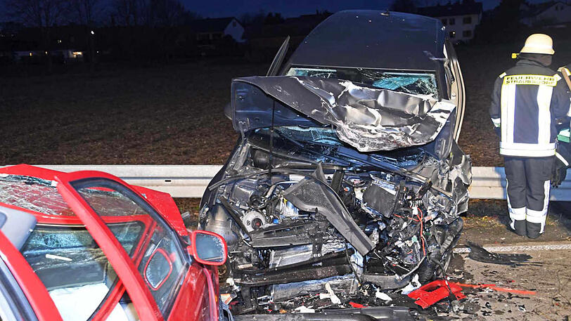 Bilder vom Unfallort in Grafing: Beide Autos wurden bei dem Zusammenstoß komplett zerstört.