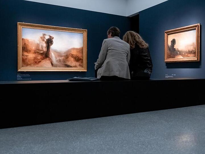 Zwei Besucher in der Ausstellung "Turner. Horror and Delight&ldquo; in Münster.