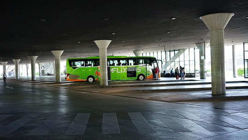 In der Früh steht nur ein Bus alleine in der großen Abfahrtshalle. Man sei aber schon wieder bei 75 Prozent des Angebots, sagt Flixbus.