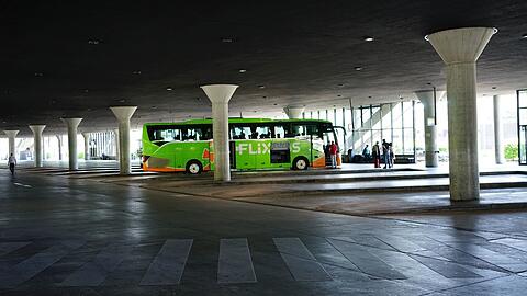 In der Früh steht nur ein Bus alleine in der großen Abfahrtshalle. Man sei aber schon wieder bei 75 Prozent des Angebots, sagt Flixbus.