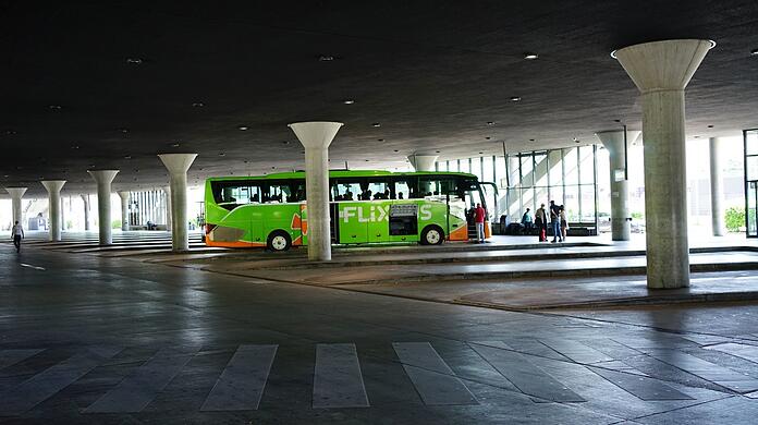 In der Früh steht nur ein Bus alleine in der großen Abfahrtshalle. Man sei aber schon wieder bei 75 Prozent des Angebots, sagt Flixbus.